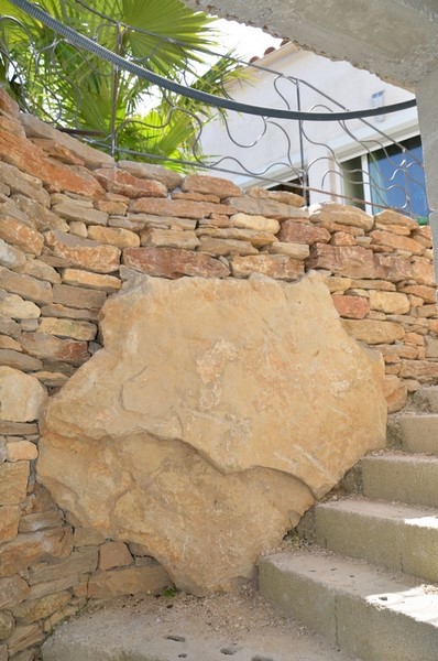 grosse pierres intégrés en relief sur un muret en pierres à bandol prés de toulon